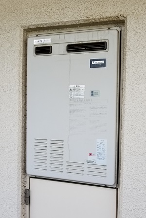 東京都調布市A様、交換工事前の松下電器産業のガス給湯暖房機、AD-243RFA